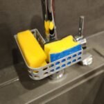 Schwammhalter für Wasserhahn leer mit Ablauflöchern an Küchenarmatur