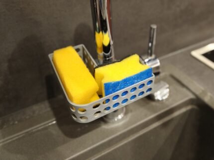 Schwammhalter für Wasserhahn leer mit Ablauflöchern an Küchenarmatur
