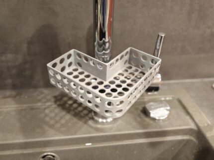 Schwammhalterung Wasserhahn mit gelben Spülschwämmen befüllt in Küche