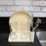 Kompaktes Abtropfgestell 4-in-1 mit Tellern Gläsern und Besteck auf Küchenarbeitsplatte