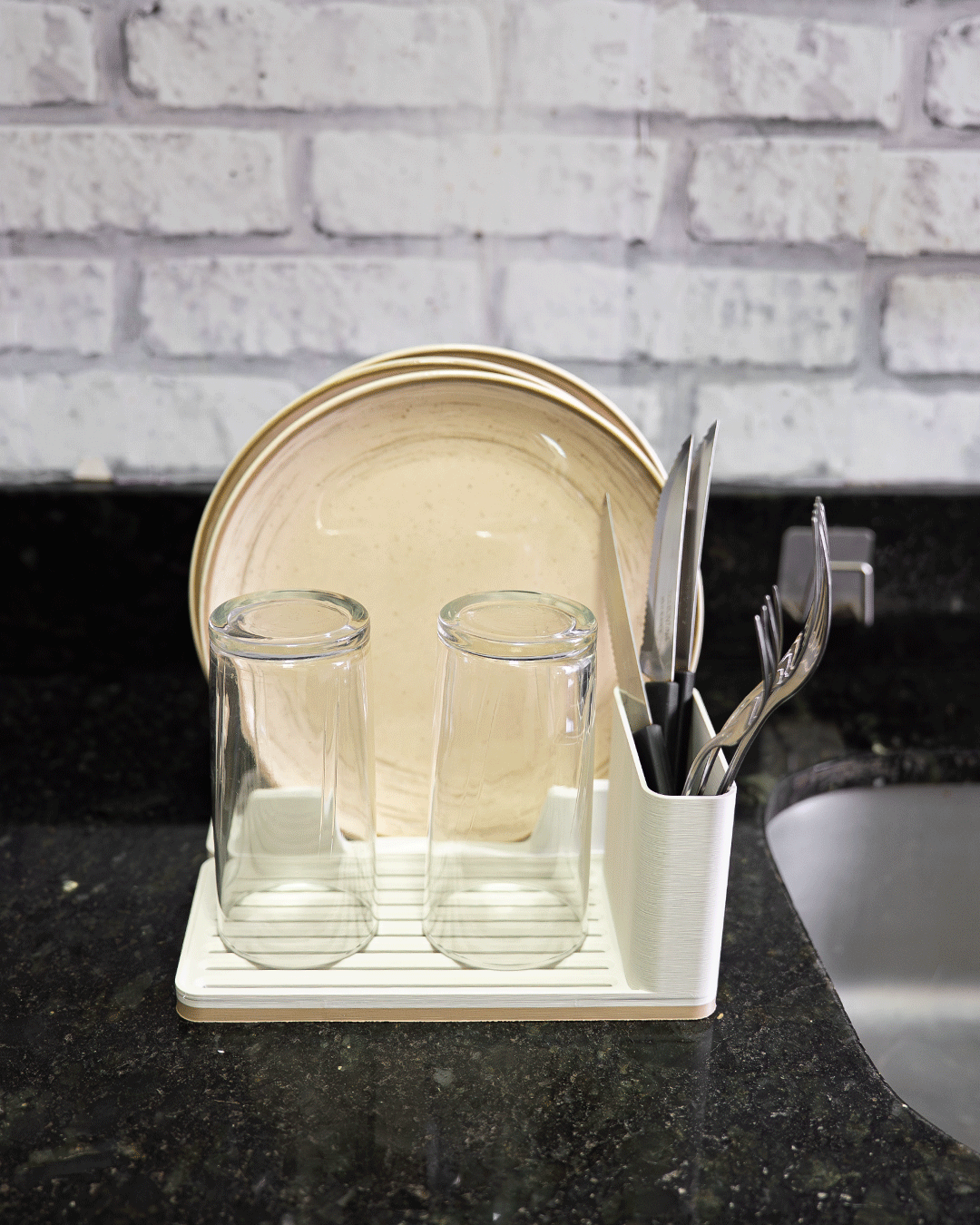 Dish_Drying_Rack_Kit2_03b6ab38e6 Kompaktes Abtropfgestell 4-in-1 mit Tellern Gläsern und Besteck auf Küchenarbeitsplatte